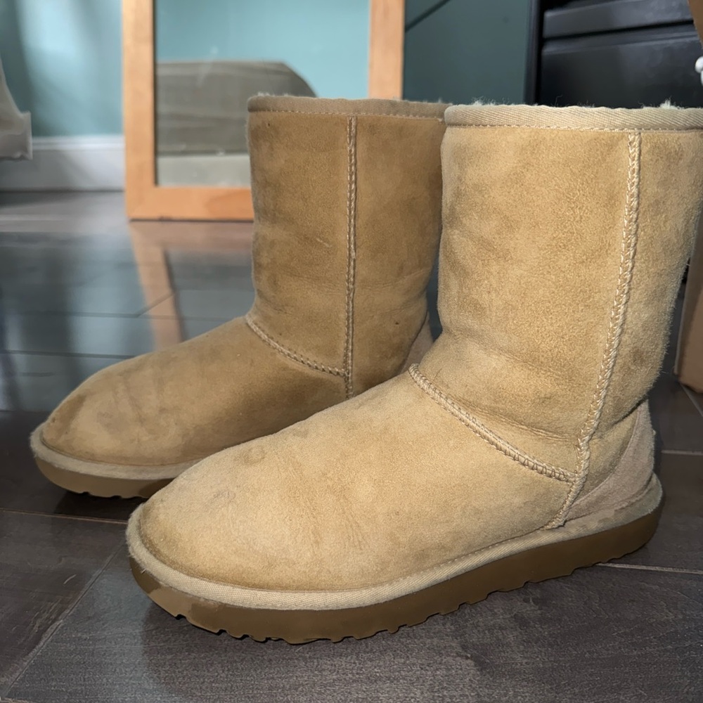Women’s size 8 Sand short Ugg classic Boots